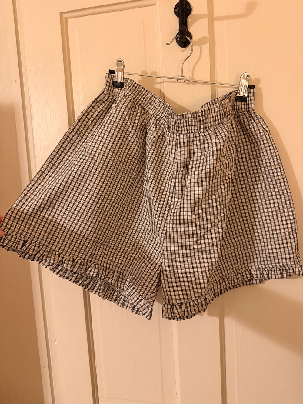 SØNDERHAUS Black Plaid Elastic Waist Ruffle Shorts— Cream & Black - Picture 3 of 4